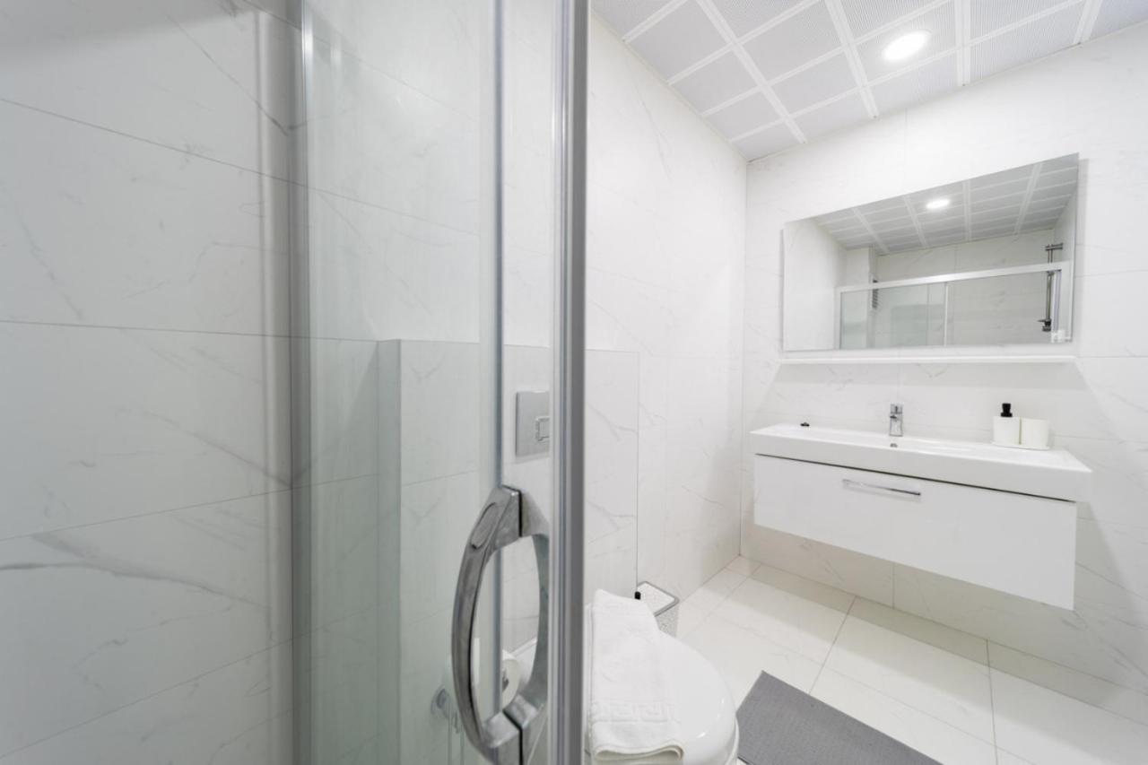 شقة Central Flat With Balcony Near Sea In Muratpasa أنطاليا المظهر الخارجي الصورة
