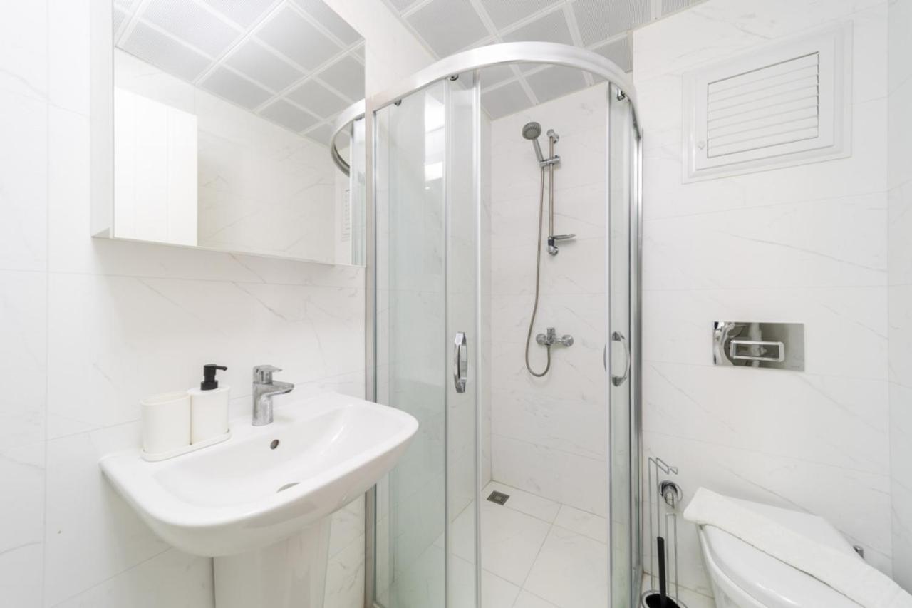 شقة Central Flat With Balcony Near Sea In Muratpasa أنطاليا المظهر الخارجي الصورة